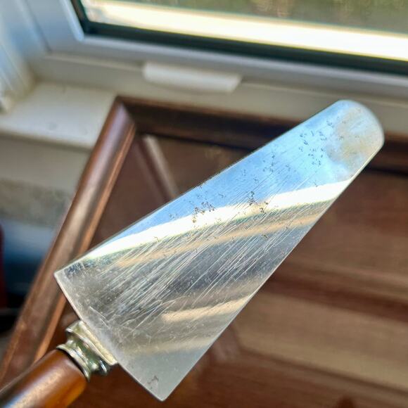 Vintage Pie & Cake Server with Butterscotch Bakelite Handle – 10” Spatula Knife - Picture 3 of 6